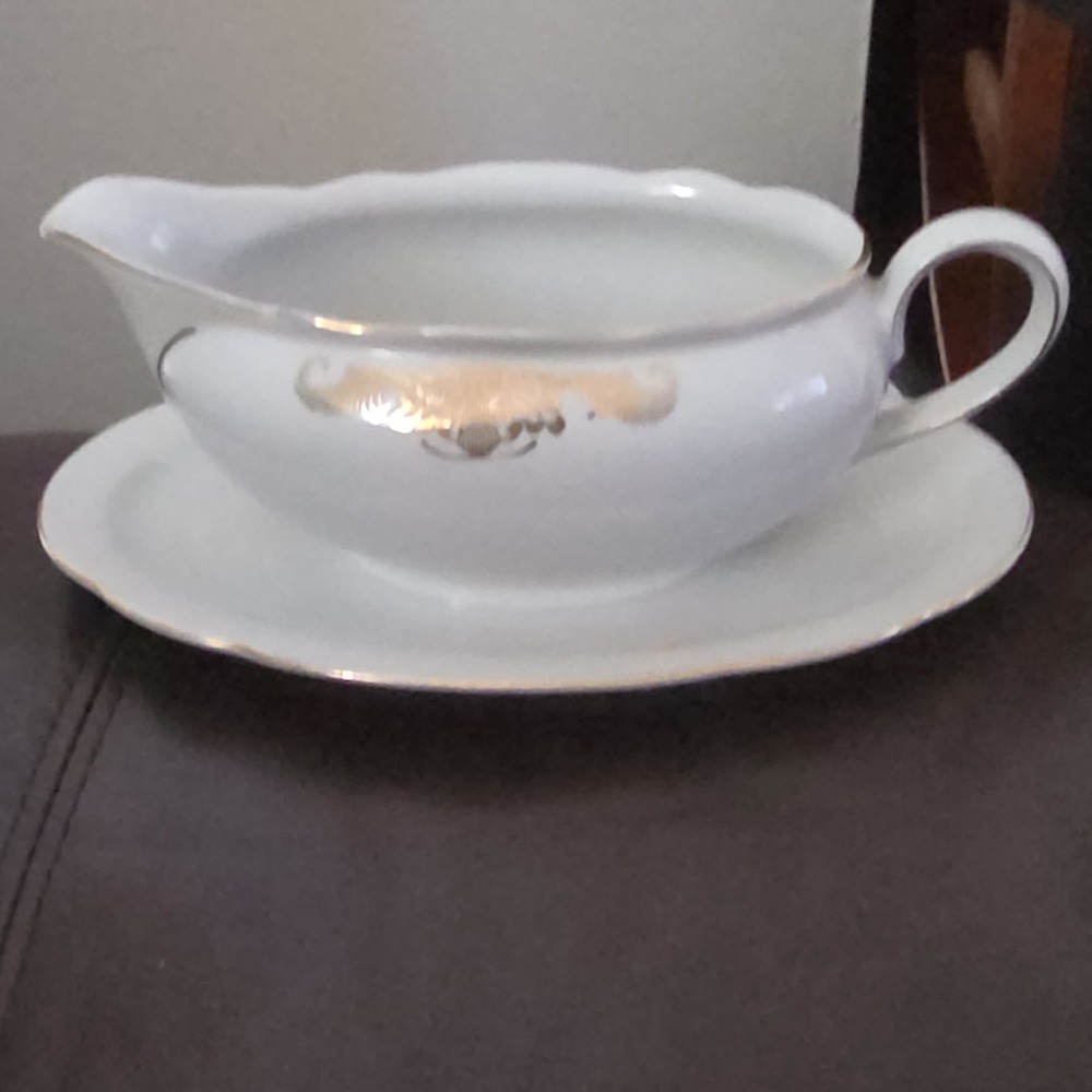 Bavaria White and Gold Porcelain Gravy Boat with Saucer, Gold‎ Trim, Handles